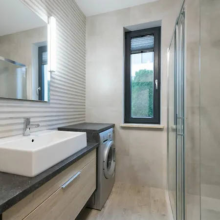 Rivus With Parking In By Renters * גדינייה