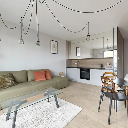 Rivus With Parking In By Renters شقة