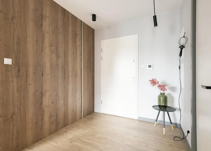 Rivus With Parking In By Renters غدينيا