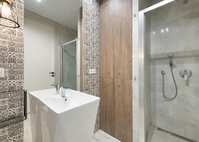 Rivus With Parking In By Renters غدينيا